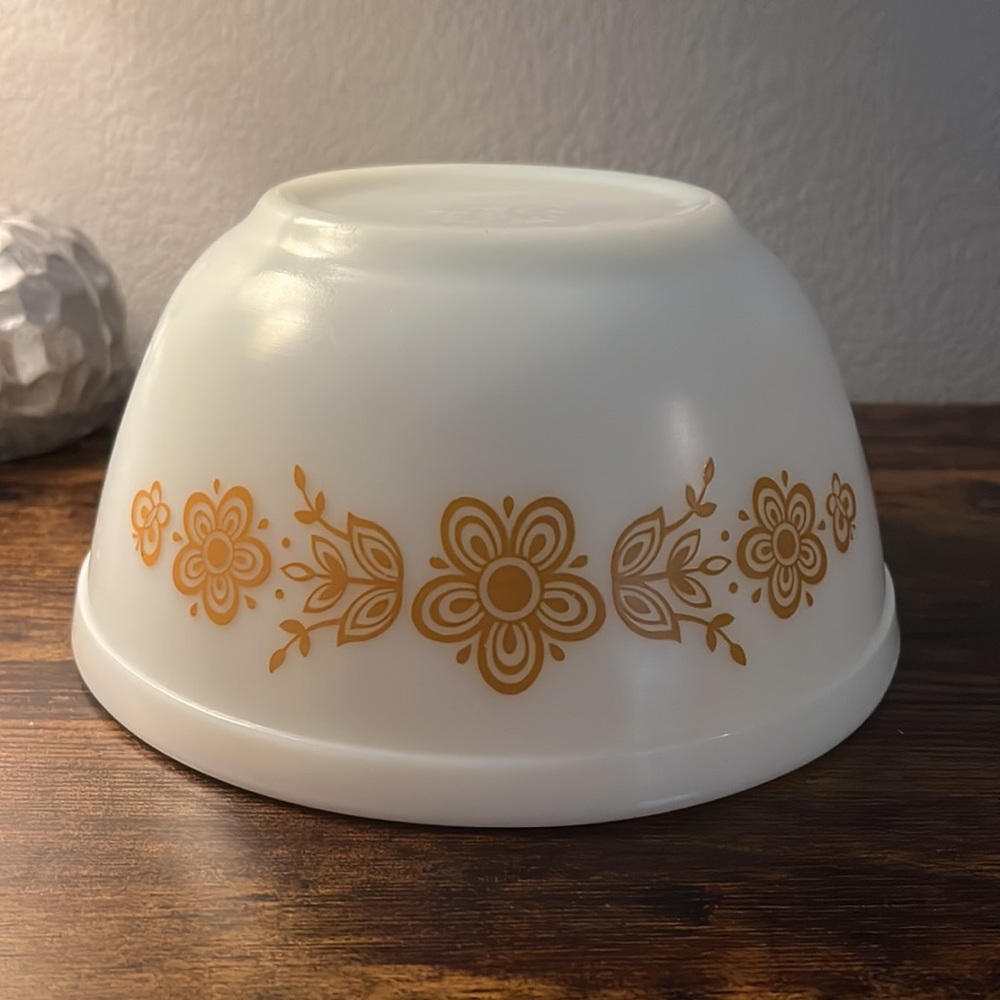 VINTAGE Pyrex 402 Butterfly Gold WHITE 1.5 quart mixing serving bowl USA CORNING - Picture 2 of 9